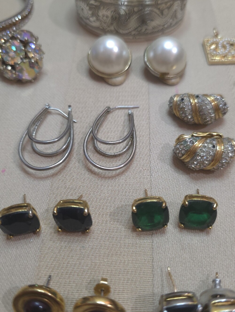 RESELLERS!! LOT OF RESELLABLE JEWELRY. SOME DESIGNER SOME 925 & GENIUNE PEARLS - Picture 11 of 14